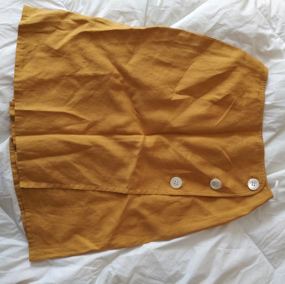 Linen skirt with pockets and button accents